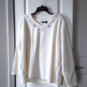 Basic Editions long sleeve sweatshirt white w/flower design 2x